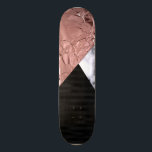Moderne schicke Rose Gold Schwarzes Marmor Geometr Skateboard<br><div class="desc">Dieses moderne, schicke und elegante Imitat mit goldenen Rose, schwarzen Satin-Streifen und dreieckigen schwarz-weißen Marmor-Streifen ist perfekt für die zeitgenössische und trendige Individualität. ***WICHTIGE HINWEIS FÜR DESIGN: Für individuelle Designanfragen, wie z.B. passende Produktanfragen, Farbänderungen, Platzierungsänderungen oder andere Änderungswünsche, klicken Sie bitte auf den "KONTAKT"-Button oder senden Sie eine E-Mail an...</div>