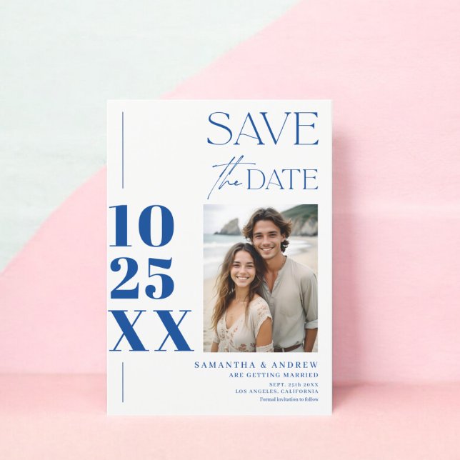 Moderne schlichte, fette, blaue, blaue Hochzeit Save The Date (Modern chic simple bold script blue white wedding save the date)