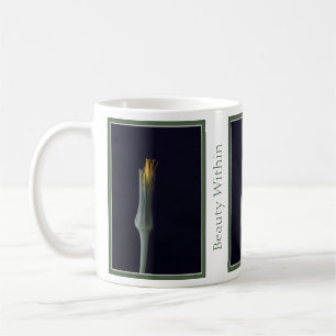 Moderne Schönheit in Wildblumen, Personalisiert Kaffeetasse