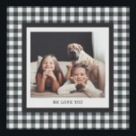 Moderne Schreibmaschine | Ihr Foto auf Black Gingh Künstlicher Leinwanddruck<br><div class="desc">Dieser einfache und stilvolle Druck sagt "Wir Liebe Sie" in Schreibmaschinenschrift, mit Ihrem bevorzugten persönlichen Foto. Der Hintergrund ist mit einem schwarzen Gingham-Muster dekoriert. Sie können den Text ganz einfach ändern, um ihn für eine Großmutter oder Großmutter, einen Ehemann oder eine Ehefrau oder für jeden anderen, den Sie interessieren, besonders...</div>