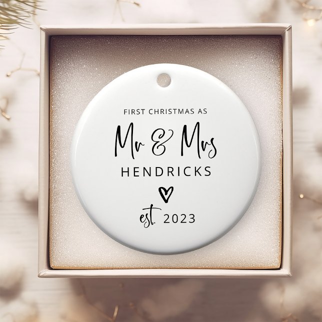 Moderne Schrift | Erste Weihnachten als Herr und F Keramik Ornament (A simple modern Christmas ornament with a heart and the newlywed's name - the perfect keepsake gift!)