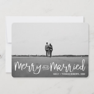 Moderne Schrift Glücklich und frisch Vermählte Feiertagskarte