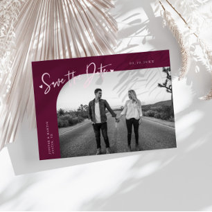 Moderne Schrift Herz Cranberry gebogener Rahmen Fo Save The Date