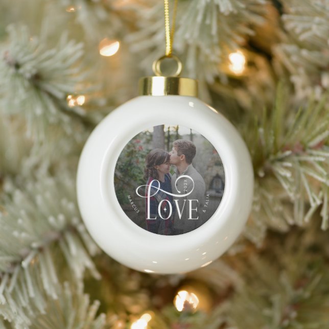 Moderne Schrift Liebe Benutzerdefiniertes verlobte Keramik Kugel-Ornament (Baum)