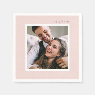 Moderne Schrift und schicke Punkte Hochzeitsszeits Serviette