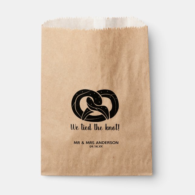 Moderne Schrift Wir tippten die Knot-Pretzel-Hochz Geschenktütchen (Vorderseite)