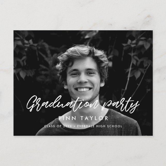 Moderne Schriftart Graduierungsparty Foto Einladun Postkarte (Vorderseite)