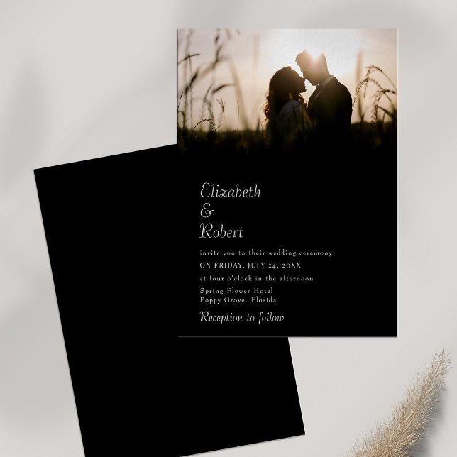 Moderne Schwarz-Foto-Hochzeit Einladung (Modern Black Custom Photo Wedding Invitation on white table with dry wildflower.)