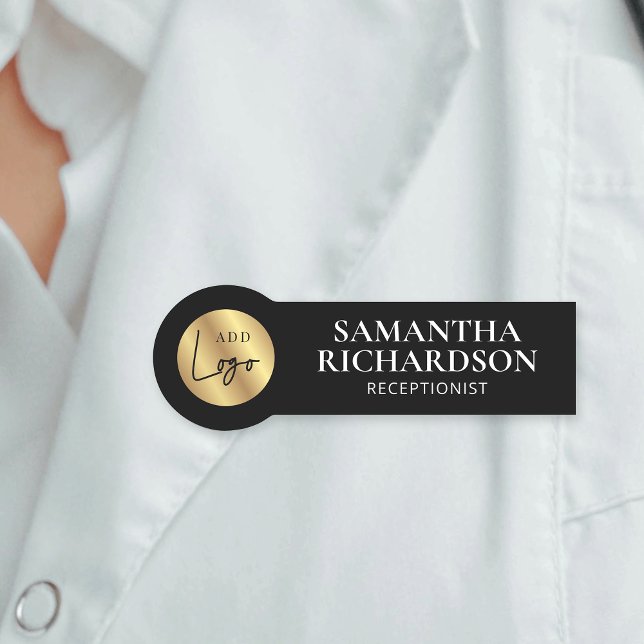 Moderne Schwarz & Gold Logos Shop Salon Mitarbeite Namensschild (Modern black and gold logo employee name tags for business)