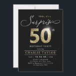 Moderne schwarz-goldene Erwachsene überraschen 50. Einladung<br><div class="desc">Moderne Shhh,  es ist eine überraschende 50. Geburtstagsfeier Einladung mit stilvollem Drehbuch und Imitate Gold Glitzer Nummer 50 und Ihr Party Details über schwarzen Hintergrund,  einfach und elegant,  große Überraschung Erwachsenenalter Geburtstagseinladung für Männer und Frauen.  
Die schwarze Hintergrundfarbe kann in eine beliebige Farbe geändert werden.</div>