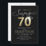Moderne schwarz-goldene Erwachsene Überraschung 70 Einladung<br><div class="desc">Moderne Shhh,  es ist eine überraschende 70. Geburtstagsfeier Einladung mit stilvollem Drehbuch und Imitate Gold Glitzer Nummer 70 und Ihr Party Details über schwarzen Hintergrund,  einfach und elegant,  große Überraschung Erwachsenenalter Geburtstagseinladung für Männer und Frauen.  
Die schwarze Hintergrundfarbe kann in eine beliebige Farbe geändert werden.</div>