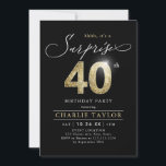 Moderne schwarz-goldene Erwachsenenüberraschung 40 Einladung<br><div class="desc">Moderne Shhh,  es ist eine Überraschung 40. Geburtstag Party Einladung mit stilvollem Drehbuch und Imitate Gold Glitzer Nummer 40 und Ihr Party Details über schwarzen Hintergrund,  einfach und elegant,  große Überraschung Erwachsenenalter Geburtstagseinladung für Männer und Frauen.  
Die schwarze Hintergrundfarbe kann in eine beliebige Farbe geändert werden.</div>