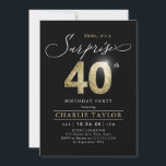Moderne schwarz-goldene Erwachsenenüberraschung 40 Einladung<br><div class="desc">Moderne Shhh,  es ist eine Überraschung 40. Geburtstag Party Einladung mit stilvollem Drehbuch und Imitate Gold Glitzer Nummer 40 und Ihr Party Details über schwarzen Hintergrund,  einfach und elegant,  große Überraschung Erwachsenenalter Geburtstagseinladung für Männer und Frauen.  
Die schwarze Hintergrundfarbe kann in eine beliebige Farbe geändert werden.</div>