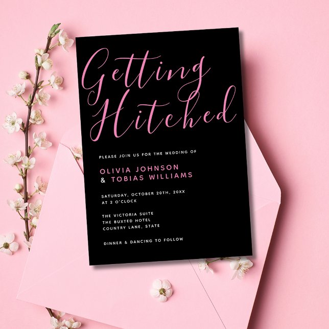 Moderne Schwarz & Rosa Hitched Einladung (Stylish black and pink script typography wedding invitation for the modern couple for minimal look.)