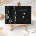 Moderne Schwarz Silber Agate Dunkle Hochzeit Tischnummer<br><div class="desc">Der links Rand dieser eleganten modernen Hochzeitskarte weist eine schwarze Aquarellwand auf,  die mit Imitaten aus silberfarbenem Glitzer bestickt ist. Der anpassbare Text kombiniert silbergraue Handschrift,  kursiv und kopperplate Schriftart auf einem schwarzen Hintergrund.</div>