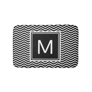 Moderne Schwarz-Weiß-Chevronen mit Monogramm Badematte