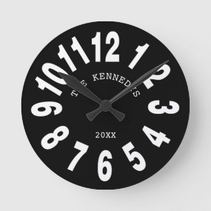 Moderne Schwarz-Weiß-Familienname Große Zahlen Runde Wanduhr