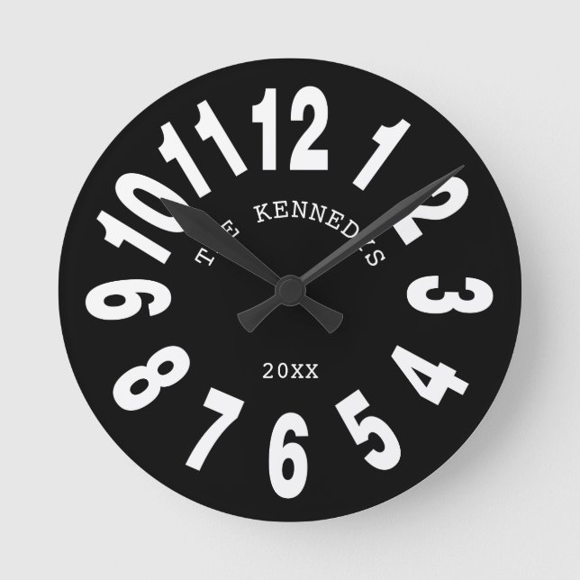 Moderne Schwarz-Weiß-Familiennamen große Zahlen Runde Wanduhr (Vorderseite)