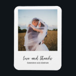 Moderne Schwarz-Weiß-Foto-Hochzeit Magnet<br><div class="desc">Moderner Gastgeschenk Hochzeit-Magnet mit einem einfachen und minimalen Schwarz-Weiß-Design mit "Liebe und Dank" in einem eleganten Drehbuch,  unterhalb Ihres Lieblingsbildes. Diese schicken Magnete würden großartige Gastgeschenke Hochzeiten für jeden Hochzeitsstil machen.</div>