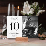 Moderne Schwarz-Weiß-Foto Hochzeitsszene Tischnumm Einladung<br><div class="desc">Diese schlichten und eleganten, modernen Foto Schwarz-Weiß Hochzeitskarten sind so einfach zu personalisiert für Ihren besondere Anlass und würden die perfekte Tischkarte für Ihre Hochzeit, Brautparty, Verlobung, Geburtstagsparty und viele andere besondere Anlässe machen. Fügen Sie diesem Design Ihre benutzerdefinierte Formulierung hinzu, indem Sie den Abschnitt "Diese Vorlage personalisieren" auf der...</div>