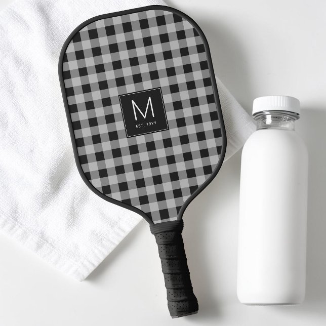 Moderne Schwarz-Weiß-Gingham-Monogramm Etabliert Pickleball Schläger (Modern Black & White Gingham Monogram Established Pickleball Paddle)