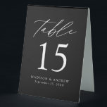 Moderne Schwarz-Weiß-Hochzeit-Tischnummer Tischaufsteller<br><div class="desc">Trendy, minimalistische Zeltschilder auf der Hochzeitszelt mit modernen, weißen Schriftzeichen mit "Tisch" in moderner Kalligraphie-Schrift. Das Design weist einen schwarzen Hintergrund oder eine Farbe Ihrer Wahl auf. Das Design wiederholt sich auf der Rückseite. Um die Tischnummer Zeltschilder zu bestellen: Personalisieren Sie Ihre Namen, das Hochzeitsdatum und die Tischnummer. Fügen Sie...</div>