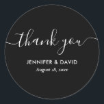 Moderne Schwarz-Weiß-Hochzeit Vielen Dank Runder Aufkleber<br><div class="desc">Minimalistisch Schwarz-Weiß-Dankeschön-Aufkleber mit einem modernen Script-Schriftart. Matching-Elemente verfügbar.</div>