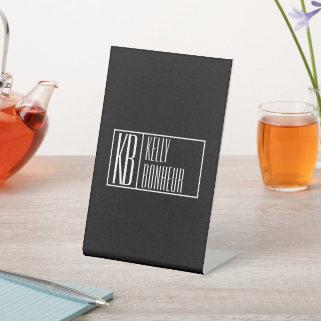 Moderne Schwarz-Weiß-Initialen mit Name Monogram Sockelschild (In SItu)