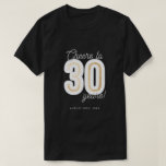 Moderne Schwarz & Weiß jubeln bis 30 Jahre Geburts T-Shirt<br><div class="desc">Moderne Schwarz & Weiß jubelt bis 30 Jahre Geburtstag T - Shirt. Mit "Cheers to 30 years" in Script Typografie mit '30' in fett formatiertem Sans-Serif-Schriftart mit Imitaten Goldfolie inline.</div>