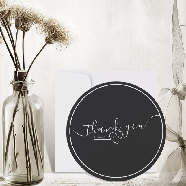 Moderne Schwarz-Weiß-Kalligraphie-Hochzeit Dankeskarte (modern black and white elegant script round thank you card)
