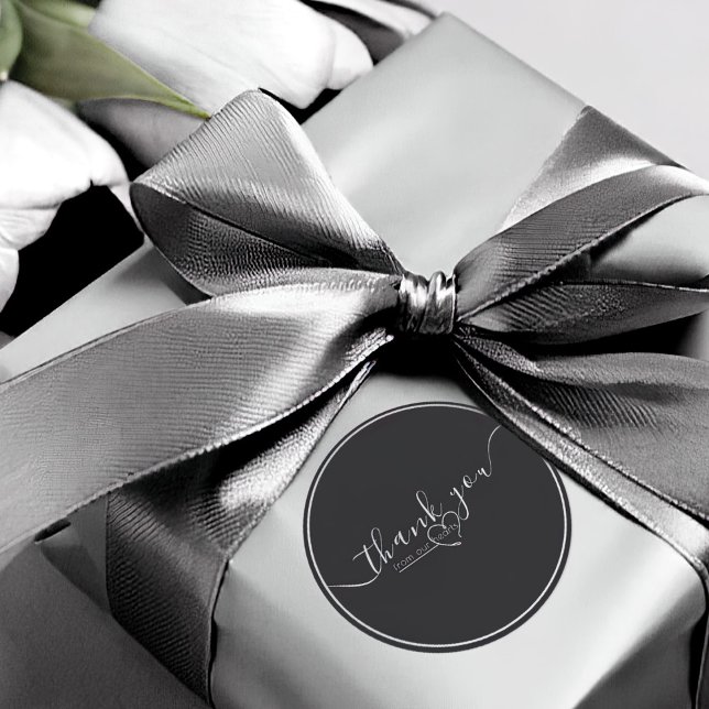Moderne Schwarz-Weiß-Kalligraphie-Hochzeit Runder Aufkleber (elegant black and white wedding thank you sticker with elegant calligraphy script and heart)