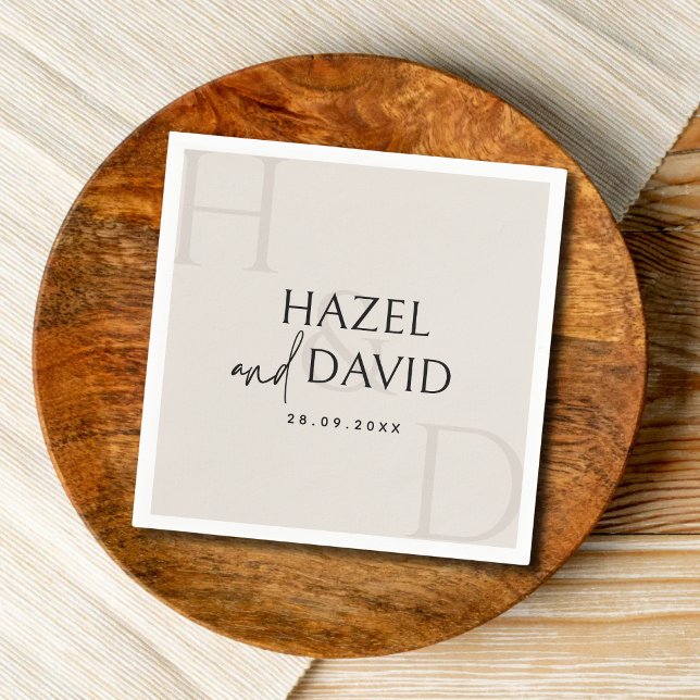 Moderne Schwarz-Weiß-Monogramm-Minimalismus-Hochze Serviette (Modern black and ivory monogram napkins add a soft, elegant touch to wedding tables.)