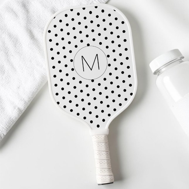 Moderne Schwarz-Weiß-Monogramm-Polka-Dot Pickleball Schläger (Modern Black and White Initial Monogram Polka Dot Pickleball Paddle)