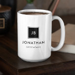 Moderne Schwarz-Weiß-Monogramm-Trauzeugen Kaffeetasse<br><div class="desc">Diese männliche Trauzeuge-Kaffee-Tasse zeichnet sich durch ein minimalistisches Design aus und hebt die Initialen des Trauzeugen in einem modernen quadratischen Motiv hervor, ergänzt durch ihren Namen und ihren Titel in eleganter, moderner Schwarz-Weiß-Typografie. Geben Sie für die Personalisierung den Namen der Trauzeugen, mit Monogramm Initialen und Titel in das Feld für...</div>