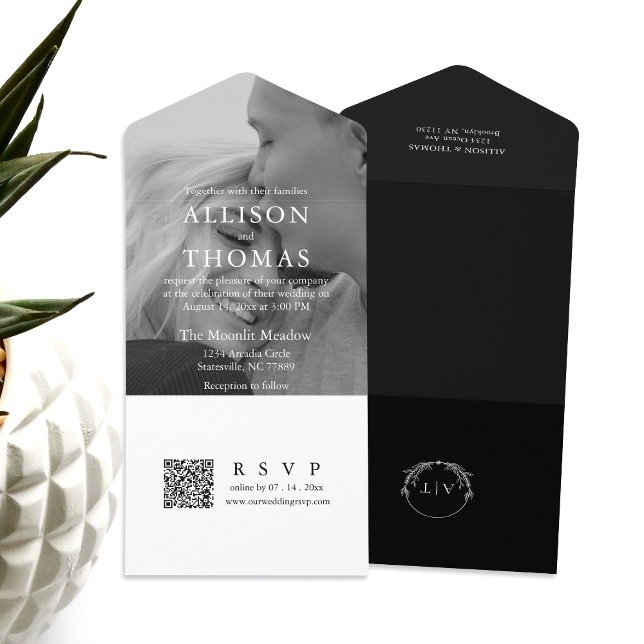Moderne Schwarz-Weiß-QR-Monogramm-Hochzeit All In One Einladung (Simplify your wedding with our all-in-one invitation – convenience and beauty in a single card.)