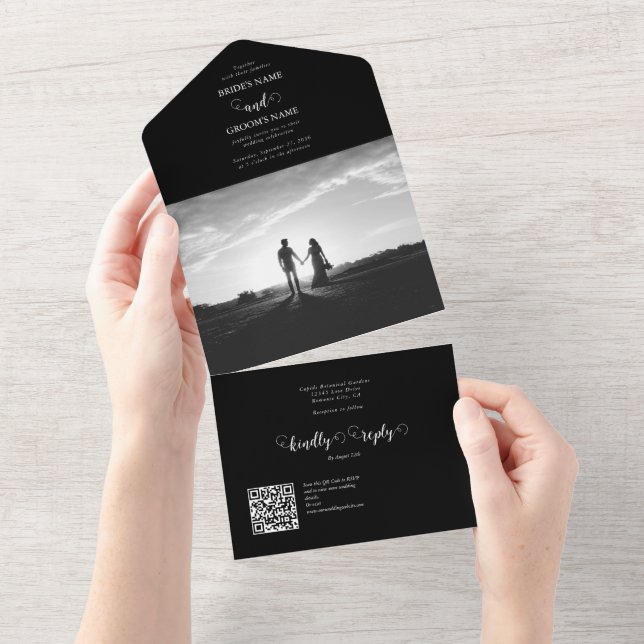 Moderne Schwarz-Weiß-Script-Couple-Foto-Hochzeit All In One Einladung (Abreißen)