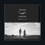Moderne Schwarz-Weiß-Script-Couple-Foto-Hochzeit Magnet<br><div class="desc">Ein wunderschönes,  schwarz-weißes Kalligraphiedesign zeigt das Foto des Paares. Ein modernes Hochzeitskoppel-Foto-Design mit einfachen minimalistischen Elementen. Ein idealer Hochzeitsvorgeschmack für jeden,  der Kalligraphie,  Schwarz-Weiß-Lieben und Foto-Hochzeitskunst  hat. Auch die passenden Hochzeitseinladungen und andere Schreibwaren sind verfügbar.</div>