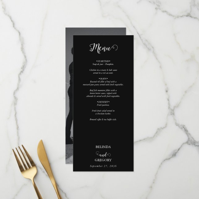 Moderne Schwarz-Weiß-Script-Couple-Foto-Hochzeit Menükarte (Vorderseite/Rückseite Beispiel)