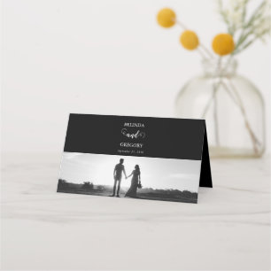 Moderne Schwarz-Weiß-Script-Couple-Foto-Hochzeit Platzkarte