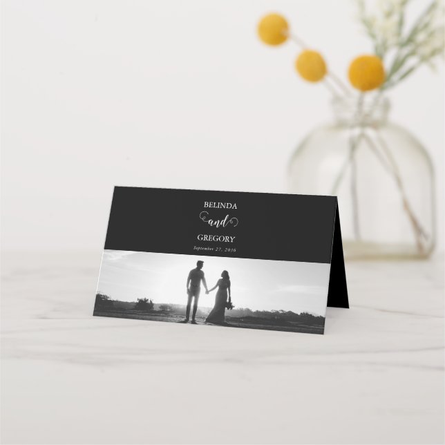 Moderne Schwarz-Weiß-Script-Couple-Foto-Hochzeit Platzkarte (Rückseite)