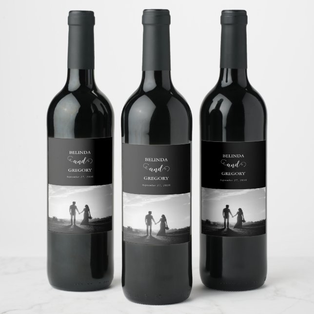 Moderne Schwarz-Weiß-Script-Couple-Foto-Hochzeit Weinetikett (Flaschen)