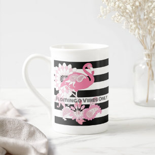 Moderne Schwarz-Weiß Streifen rosa Flamingo Prozellantasse