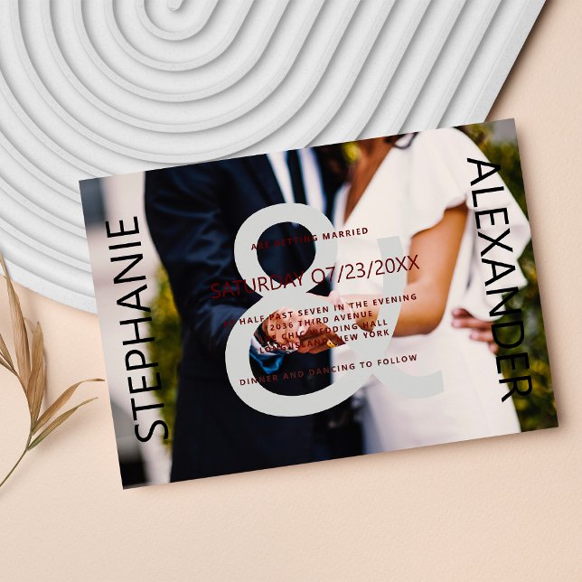 Moderne Schwarz-weiße Ehepaare und Hochzeit im Fot Einladung (Modern black white couple ampersand photo wedding)