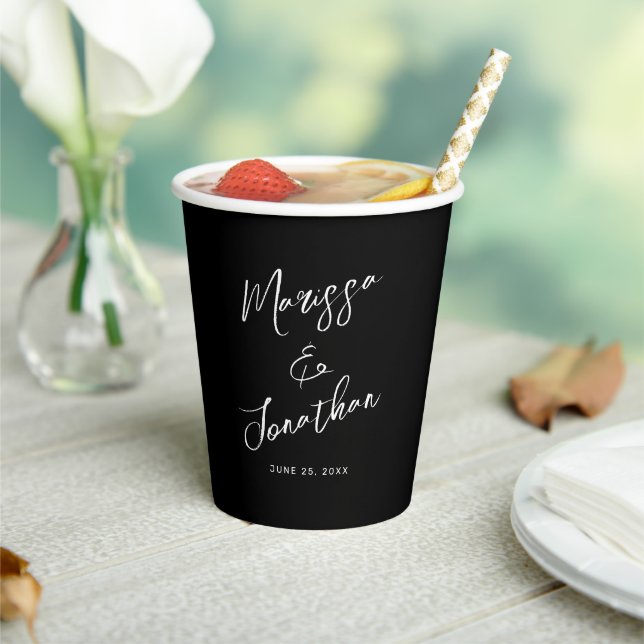 Moderne Schwarz-weiße handgeschriebene Hochzeit Pappbecher (In Situ)