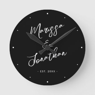 Moderne Schwarz-weiße handgeschriebene Hochzeit Runde Wanduhr