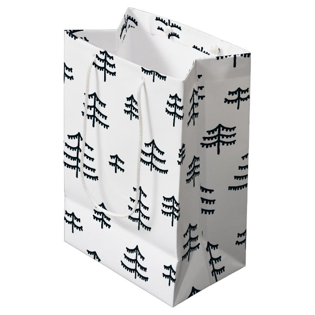 Moderne schwarz-weiße skandinavische Weihnachtsbau Mittlere Geschenktüte (Vorderseite Schrägansicht)
