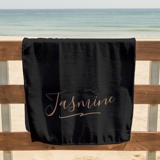 Moderne schwarze Gold-weibliche Schreibschrift Strandtuch (This beach towel has a simple and elegant design with your name in gold script.)