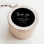 Moderne Schwarze Hochzeit Runder Aufkleber<br><div class="desc">Diese modernen,  einfachen und eleganten,  dunkelschwarzen Hochzeitsaufkleber oder Brautparty-Aufkleber verfügen über ein minimalistisch weißes Textdesign mit stilvollem,  handgeschriebenem Drehbuch,  das "Danke" sagt.</div>