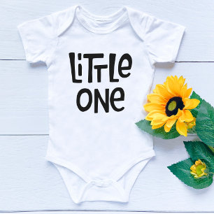 Moderne schwarze Skandi-Schrift für deine "kleine" Baby Strampler