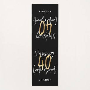 Moderne schwarze und goldene Typografie 40. Geburt Yogamatte